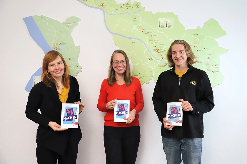 Arabella Walter (Bremer Jugendring), Clemens Lange (Mitwirkender für die GSV bei der Erstellung des Handbuch) und Sascha Karolin Aulepp bei der Vorstellung der Broschüre SV machen – Handbauch für Schüler:innenvertretung im Land Bremen. Foto: SKB.
