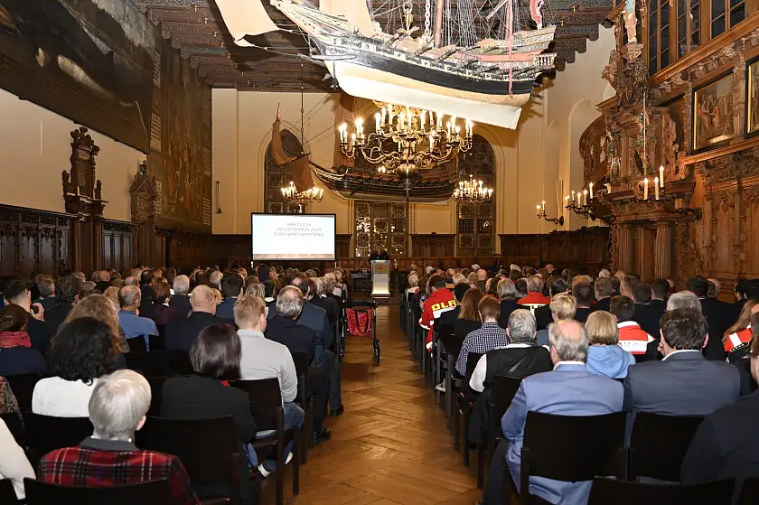 In der Oberen Halle des Bremer Rathauses empfingen Sozialsenatorin Anja Stahmann und Innensenator Ulrich Mäurer etwa 300 ehrenamtlich Engagierte. Foto: Senatspressestelle
