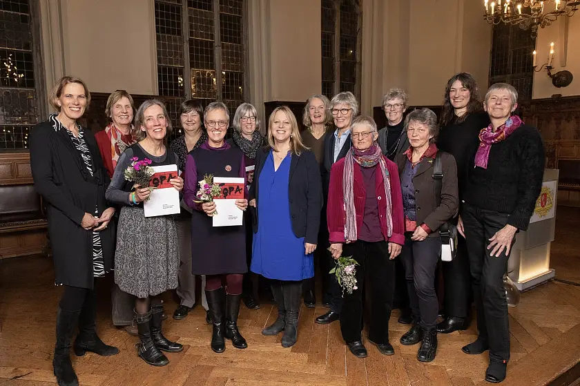 Beim Senatsempfang für die Mitglieder der FOPA Bremen verliehen Senatorin Dr. Maike Schaefer (Mitte) und Birgit Westphal, Vorsitzende b.zb (ganz links) die Bremer Auszeichnung für Baukultur 2022. Zu Gast waren Doris Reich und Rosemarie Ring von der FOPA Dortmund (rechts vorne) und Laudatorin Karin Hartmann (rechts). Foto: Bauressort