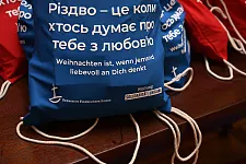 Die Weihnachts-Beuteln sollen den Kindern in der Ukraine zeigen, dass an sie gedacht wird. Foto: Senatspressestelle 