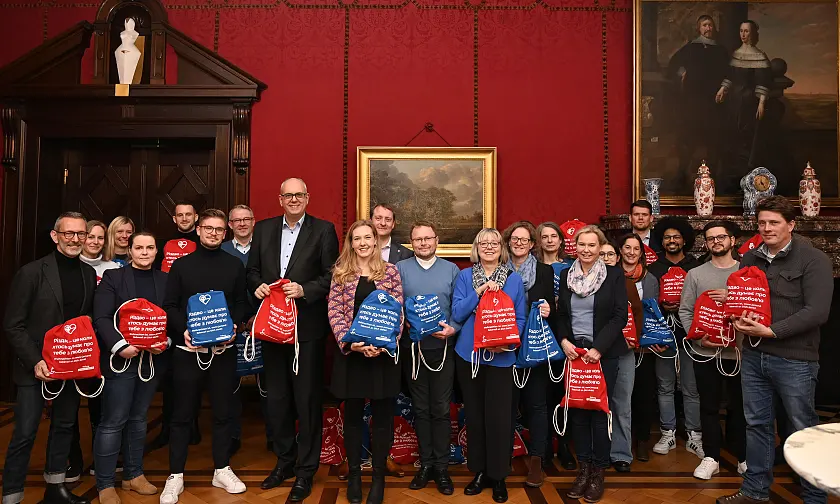 Beschäftigte der Senatskanzlei übergeben Weihnachts-Beutel für die Aktion der Stiftung Solidarität Ukraine im Rathaus. Foto: Senatspressestelle