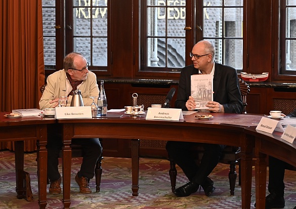 Autor Eike Besuden (links) und Bürgermeister Andreas Bovenschulte bei der Vorstellung des Buchen Emigrante. Foto: Senatspressestelle