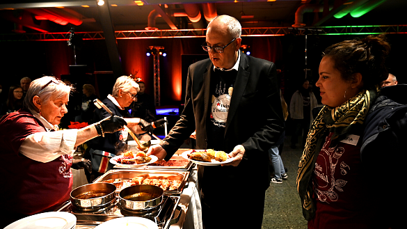 Bürgermeister Andreas Bovenschulte servierte Obdachlosen und bedürftigen bei Mein Festmahl. Foto: Senatspressestelle