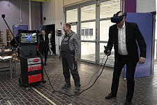 Innovative Technik: Bürgermeister Andreas Bovenschulte probiert unter der Aufsicht von Lackiermeister Torsten Matzner eine VR-Brille aus. Foto: Senatspressestelle