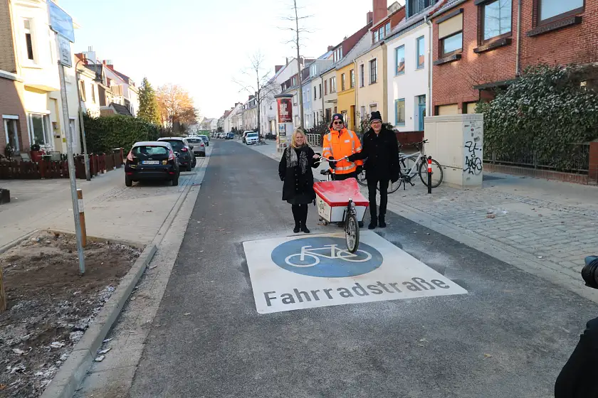 Senatorin Maike Schaefer, Lutz Schmauder-Fasel (ASV) und Ortsamtsleiter Jörn Hermening (von links) in der neuen Fahrradstraße Alter Postweg, Bild: ASV.