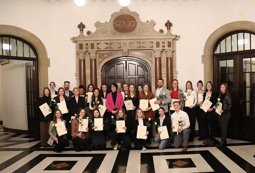 Die Jahrgangsbesten der Gesundheitsberufe 2022 mit Senatorin Claudia Bernhard (Mitte). Foto: Gesundheitsressort