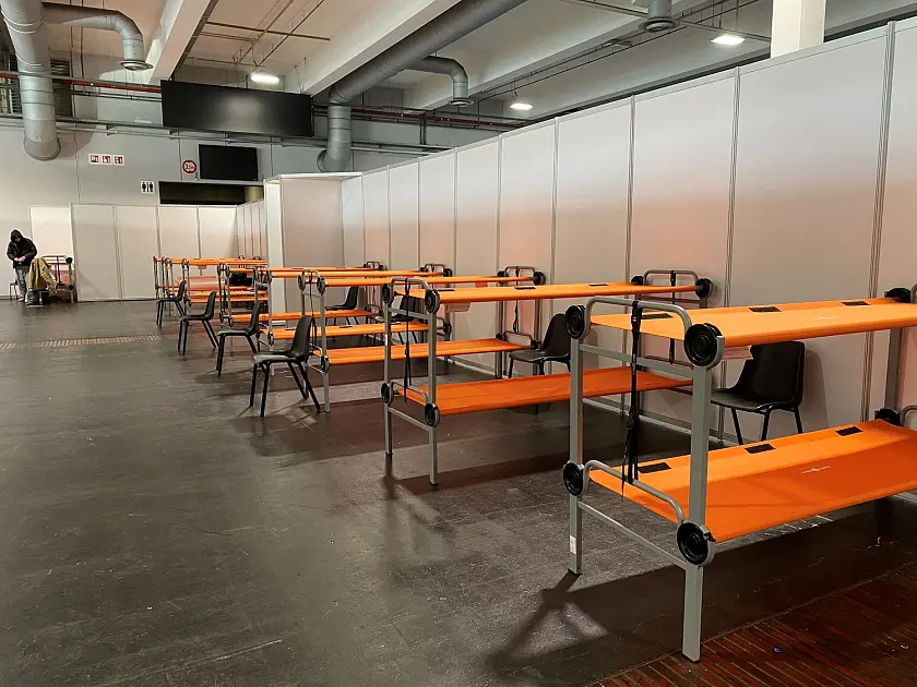 630 Betten sind in Messehalle 4 aufgestellt worden, in der heute etwa 400 Personen aus der Zeltstadt vorübergehend untergekommen sind. Foto: Sozialressort 