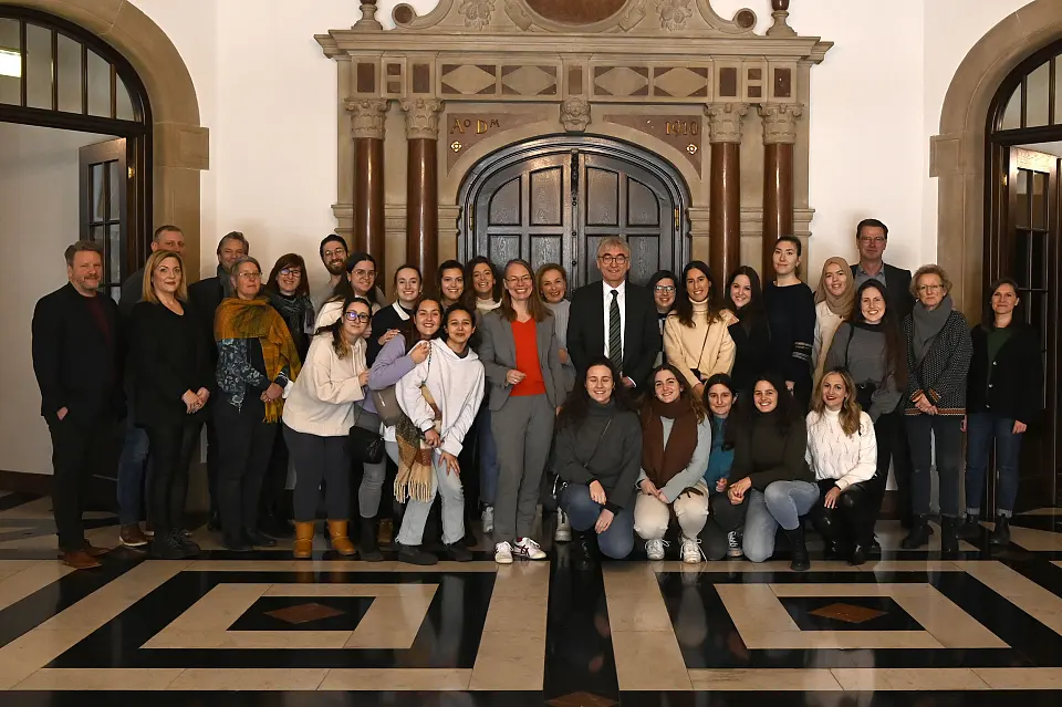 Sascha Karolin Aulepp begrüßt Fachkräfte aus Spanien, die seit Oktober in unterschiedlichen Einrichtungen in Bremen arbeiten. Foto: Pressereferat Senatorin für Kinder und Bildung