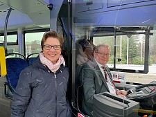 Premiere mit Senatorin: Dr. Claudia Schilling bei der ersten Fahrt mit dem neuen Wasserstoffbus, am Steuer Thorsten Raschen. Foto: Häfenressort