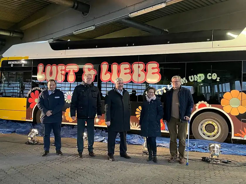 João Caeiro (Caetano-Bus), Thorsten Raschen, Melf Grantz, Dr. Claudia Schilling und Robert Haase bei der Vorstellung der ersten drei Wasserstoffbusse für Bremerhaven. Foto: Häfenressort