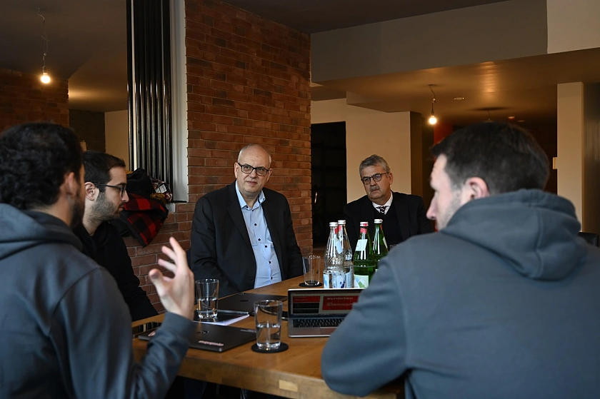 Bürgermeister Andreas Bovenschulte und Andreas Heyer, Vorsitzender der Geschäftsführung der WFB Wirtschaftsförderung, lassen sich die Software von syniotec erklären. Personen davor (v.l.n.r.): Rezi Chikviladze, Co-founder & COO; Manuel Kimanov, Co-founder & CEO; Arne Stehnken, Chief Financial Officer