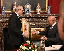 Gastgeschenke wurden ausgetauscht: Bürgermeister Tunç Soyer hat für Bürgermeister Andreas Bovenschulte ein Bild aus Izmir mitgebracht. Foto: Senatspressestelle