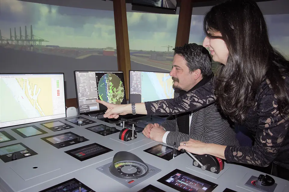 Prof. Dr. Ilknur Colmorn der HSB zeigt den Schiffssimulator. Foto: Hochschule Bremen