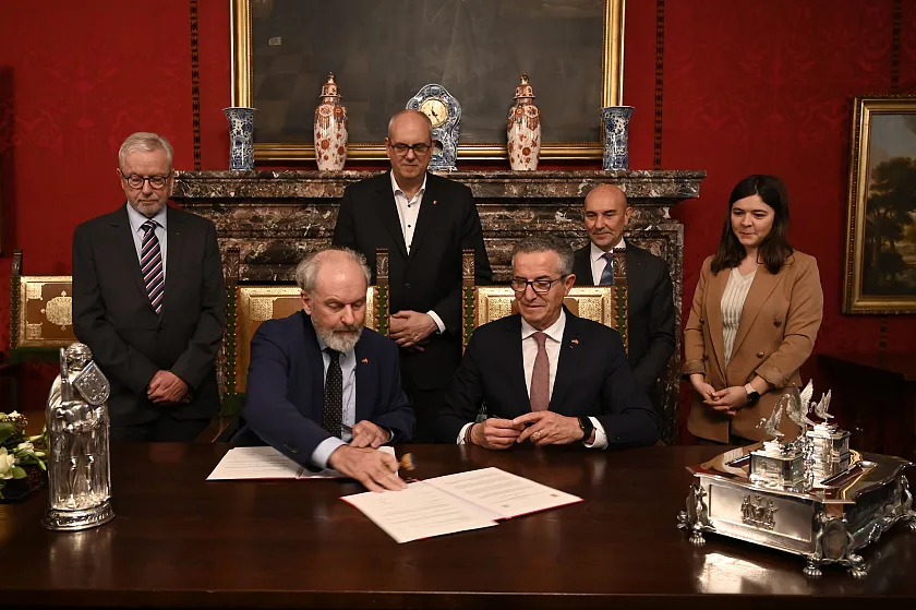 Freundschaft weiter verstärkt: Zwischen dem Stadtteil Gaziemir in Izmir und Bremens Osterholz wurde eine Stadtteilpartnerschaft geschlossen. İzel Zenginobuz Derinsu (Beirätin aus Izmir), Bürgermeister Tunç Soyer, Stadtteilbürgermeister Halil Arda, Bürgermeister Andreas Bovenschulte, Ortsamtsleiter Ulrich Schlüter und Beirtasmitglied Wolfgang Haase. Foto: Senatspressestelle