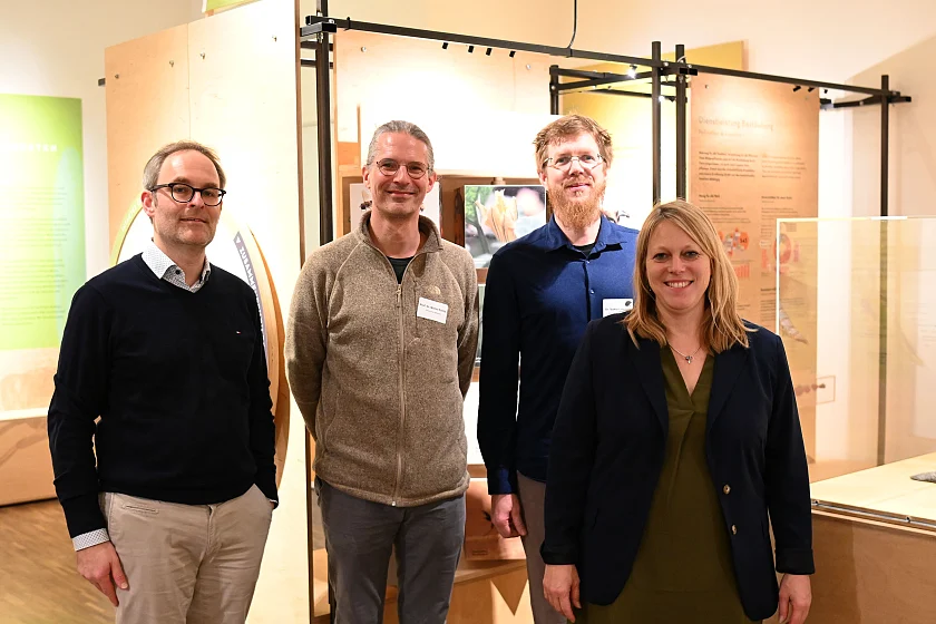 Von rechts: Senatorin Dr. Maike Schaefer, Dr. Volker Lohrmann (Entomologe und Kurator am Übersee-Museum Bremen), Dr. Marko Rohlfs, (Professor für Chemische Ökologie an der Uni Bremen) und Staatsrat Enno Eike Nottelmann (Staatsrat für Umwelt und Verkehr bei der Senatorin für Klimaschutz, Umwelt, Mobilität, Stadtentwicklung und Wohnungsbau). Foto: . Foto: Pressereferat Umweltressort