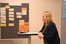 Senatorin Schaefer hält ein Grußwort beim Runden Tisch für mehr Biodiversität und Insektenschutz. Foto: Pressereferat Umweltressort