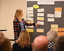 Alena Jöst (Referentin für Biodiversität bei der Senatorin für Klimaschutz, Umwelt, Mobilität, Stadtentwicklung und Wohnungsbau) präsentiert Ergebnisse aus den Arbeitsgruppen. Foto: Pressereferat Umweltressort