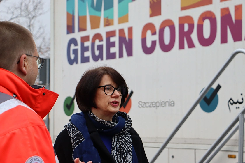 Gesundheitssenatorin Claudia Bernhard im Gespräch vor dem Impftruck. Foto: Pressereferat Senatorin für Gesundheit
