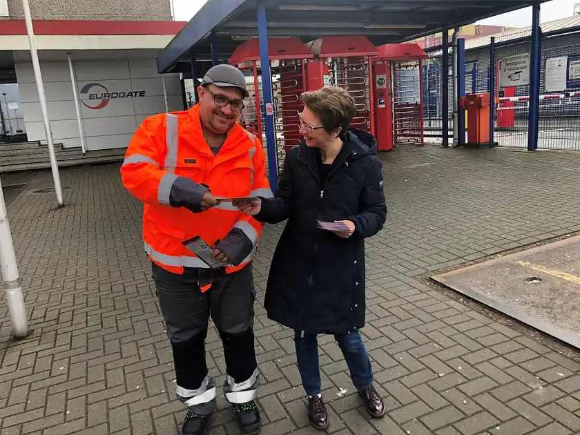 Senatorin Schilling rührte heute beim Schichtwechsel im Hafen die Trommel für das neue Hinweis-Portal Tatort Hafen. Foto: Pressereferat Justiz und Verfassung