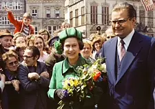 Der ehemalige Bürgermeister Hans Koschnick und Königin Elisabeth II. bei ihrem Staatsbesuch in Bremen 1978. Foto: Klaus Hönke, Fotoarchiv SKB-Bremen