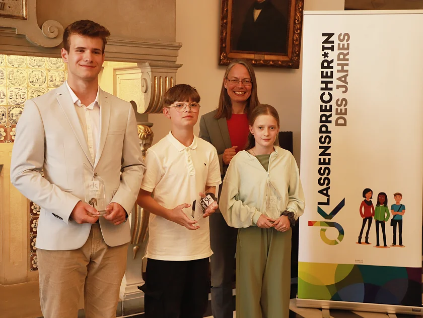 Die drei Gewinnerinnen und Gewinner des Wettbewerbs Klassensprecher:in des Jahres 2023 mit Senatorin Aulepp nach der Preisverleihung (von links): Lennart John Kassuba, Janosch David Kühn und Lilly Twietmeyer. Foto: Bildungsressort