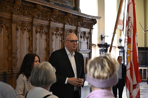 Bürgermeister Andreas Bovenschulte hält in der Oberen Rathaushalle eine kurze Ansprache.