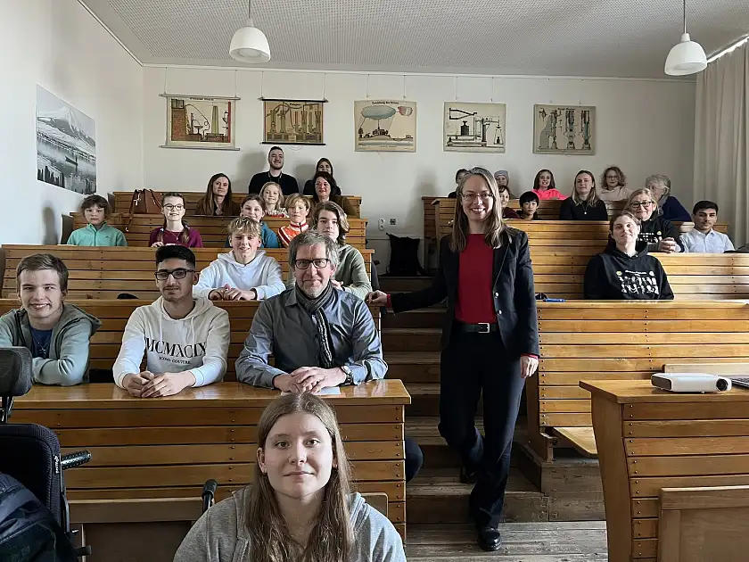 Kinder- und Bildungssenatorin Sascha Karolin Aulepp würdigte die Beiträge der Redaktion bei der Preisverleihung im historischen Schulmuseum gemeinsam mit dem Landeskoordinator Karsten Krüger. Foto: SKB