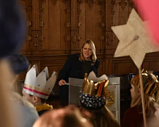 Bürgermeisterin Dr. Maike Schaefer begrüßt die Sternsingerinnen und Sternsinger im Rathaus. Foto: Senatspressestelle