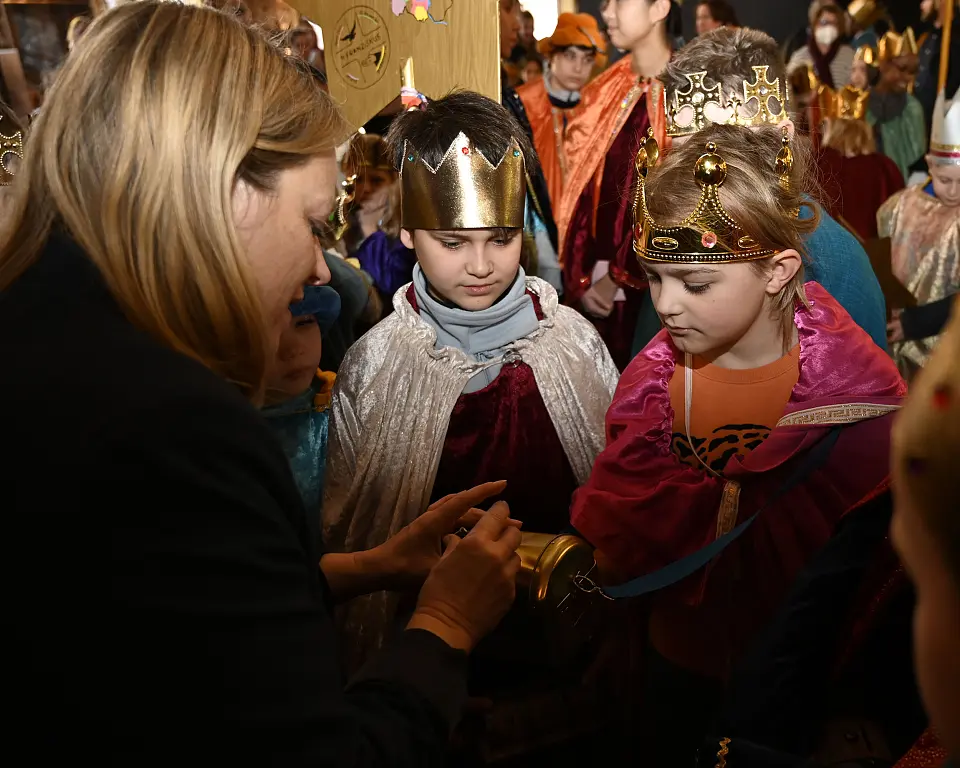 Bürgermeisterin Schaefer verteilte eine Spende von 200 Euro an die Sternsinger. Foto: Senatspressestelle