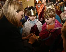 Bürgermeisterin Schaefer verteilte eine Spende von 200 Euro an die Sternsinger. Foto: Senatspressestelle