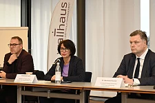 Senatorin Claudia Bernhard (Mi.), der Leiter des Gesundheitsamts Bremen, Dr.  Jörn Moock und der Dr. Bernhard Rochell, Vorstand der Kassenärztlichen Vereinigung, stellen die neue Kinderambulanz vor. Foto: Senatspressestelle