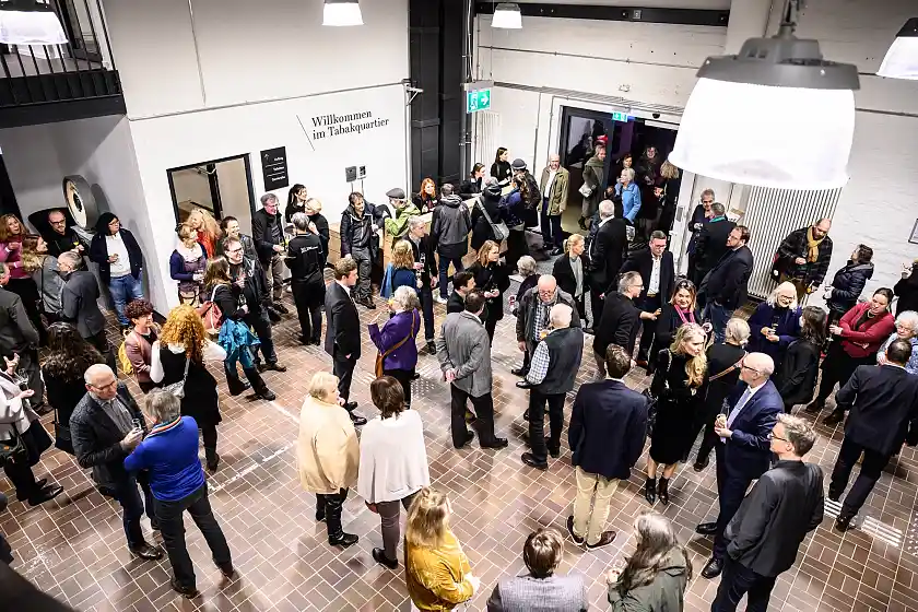 Der Empfang im Foyer der Philharmoniker bot erste Gelegenheit zum Austausch. Foto: Kerstin Rolfes