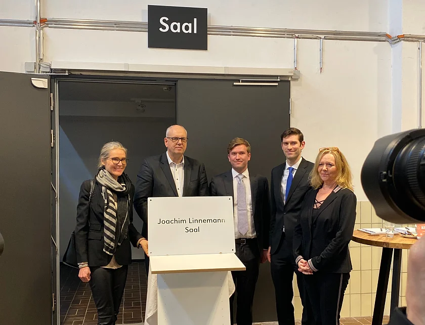 Heike Linnemann, Bürgermeister Andreas Bovenschulte, Julian und Marcel Linnemann sowie Beate Dünnwald, Geschäftsführerin der Bremer Philharmoniker, vor dem Joachim-Linnemann-Saal bei den Philharmonikern im Tabakquartier (v.l.n.r.). Foto: Senatspressestelle