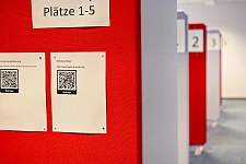 Auch an den Beratungsplätzen finden sich Hinweise auf die Online-Zugänge. Foto: Umweltressort