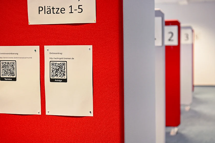 Auch an den Beratungsplätzen finden sich Hinweise auf die Online-Zugänge. Foto: Umweltressort