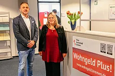 Senatorin Maike Schaefer mit Jörg Sowa, Leiter der Wohngeldstelle für Erstanträge. Foto: Umweltressort