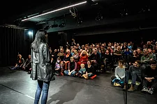Kulturstaatsrätin Carmen Emigholz begrüßt die Gäste zur Samstagabend-Gala. Foto: Kerstin Rolfes