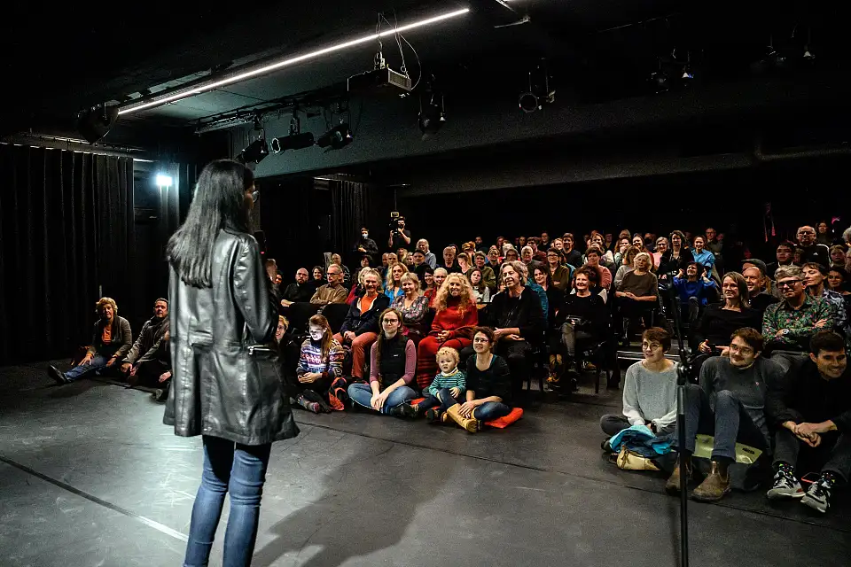 Kulturstaatsrätin Carmen Emigholz begrüßt die Gäste zur Samstagabend-Gala. Foto: Kerstin Rolfes
