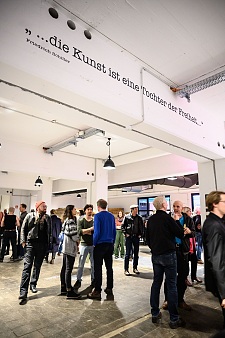 Angeregte Gespräche unter dem Schiller-Zitat im Foyer des Zentrums für Kunst. Foto: Kerstin Rolfes