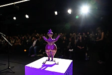 Für den Frauenkulturförderpreis wird die Statue Die kleine Aphrodite der Künstlerin Anne Baisch verliehen. 