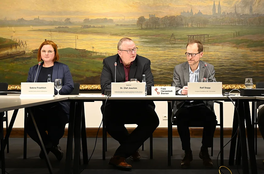 Bei der Vorstellung des Programms Fair gründen (von links): Sabine Froehlich ( Starthaus), Staatsrat Dr. Olaf Joachim und Ralf Stapp (Geschäftsführer BAB - Die Förderbank). Foto: Senatspressestelle