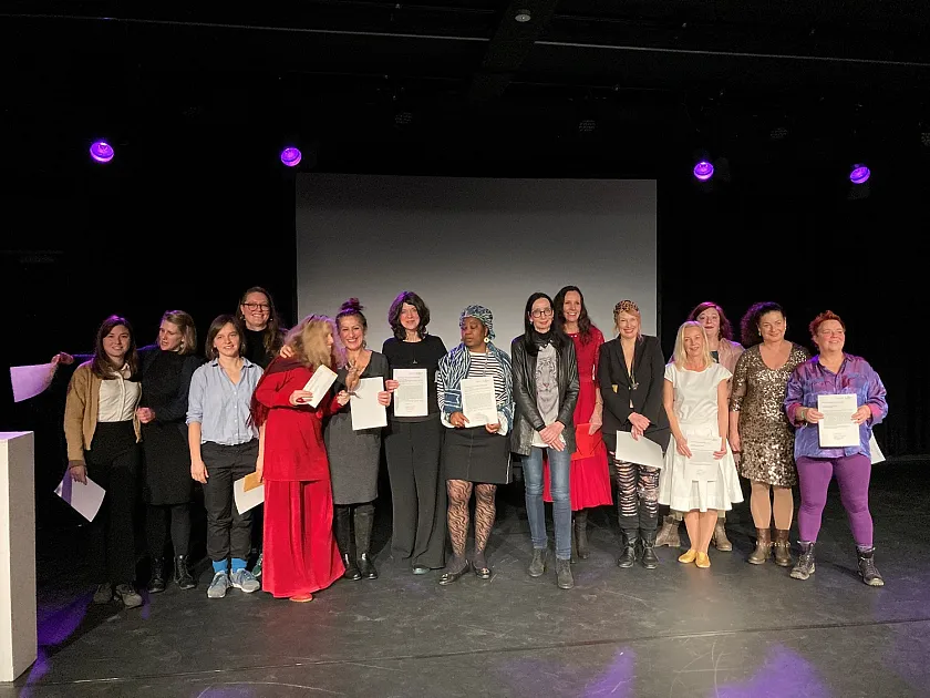 Gruppenbild mit Siegerinnen: Kulturstaatsrätin Carmen Emigholz (7.v.r.) mit den Preisträgerinnen des Frauenkulturförderpreis 2022. Foto: Kulturressort