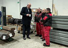 Bürgermeister Andreas Bovenschulte im Gespräch mit Mitarbeitern des Lagers. Foto: Senatspressestelle