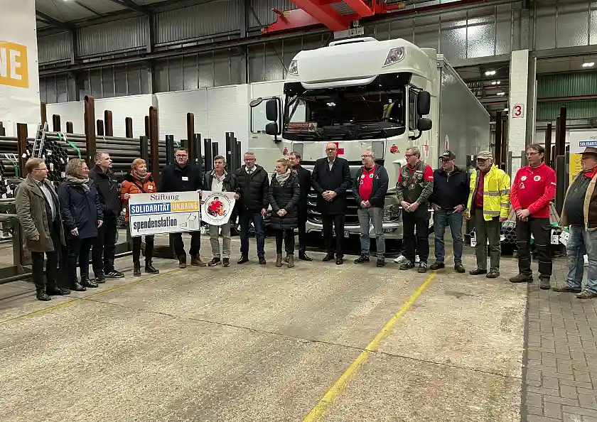 Vertreterinnen und Vertreter der Stiftung Solidarität Ukraine verabschieden gemeinsam mit Bürgermeister Andreas Bovenschulte die Fahrer, die die Hilfsgüter nach Rumänien fahren. Foto: Senatspressestelle
