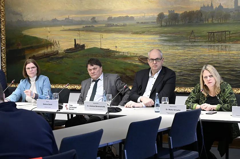 Senatorin Kristina Vogt, Senator Dietmar Strehl, Bürgermeister Dr. Andreas Bovenschulte und Bürgermeisterin Dr. Maike Schaefer berichten in der Senatspressekonferenz über das Ergebnis der Beratungen. Foto: Senatspressestelle