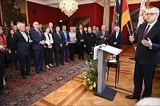 Bürgermeister Andreas Bovenschulte begrüßt das Konsularische Korps aus Bremen, Hannover und Hamburg im Bremer Rathaus. Foto: Senatspressestelle