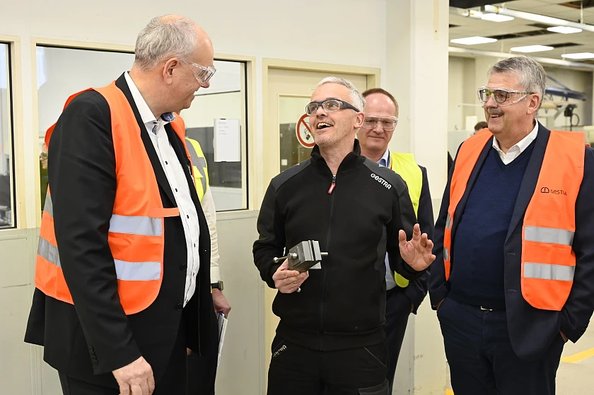 Bürgermeister Andreas Bovenschulte informiert sich in der Ausbildungswerkstatt der Gestra AG über verschiedene Projekte. Personen (v.l.n.r.): Bürgermeister Andreas Bovenschulte, Marc Strate, stellvertretender technischer Ausbildungsleiter, Friedhelm Lefting, Vorstandsvorsitzender Gestra AG, Andreas Heyer, Vorsitzender der Geschäftsführung WFB Wirtschaftsförderung. Foto: Senatspressestelle