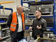 Bürgermeister Andreas Bovenschulte im Gespräch mit Lucas Sörensen, Dualer Student Wirtschaftsingenieur bei der Gestra AG.  Foto: Senatspressestelle