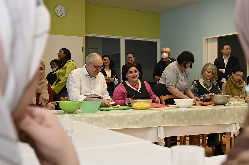 Während des Zubereitens der Zutaten führt Bürgermeister Bovenschulte Gespräche. Foto: Senatspressestelle
