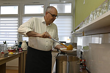 Türkische Linsensuppe: Bürgermeister Bovenschulte hat beim Kochen im Mütterzentrum Tenever unterstützt. Foto: Senatspressestelle
